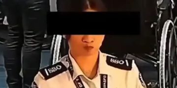 യാത്രക്കാരന്റെ പണം മോഷ്ടിച്ച് വിമാനത്താവള ഉദ്യോഗസ്ഥ; വെള്ളം ചേർത്ത് വിഴുങ്ങാനും ശ്രമം