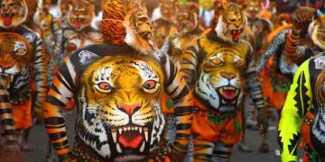 തൃശ്ശൂരിൽ ഇന്ന് പുലികളിറങ്ങും; മെയ്യെഴുത്ത് തുടങ്ങി, നഗരവീഥികൾ കീഴടക്കാൻ പെൺപുലികളും