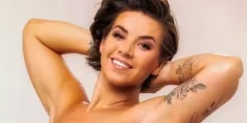 ‘സ്തനാർബുദം ഒന്നിന്റെയും അവസാനമല്ല, സ്തനങ്ങള്‍ നീക്കം ചെയ്യുന്നത് സ്വാഭാവികം’; ടോപ്‍ലെസ് ചിത്രങ്ങളുമായി യുവതി