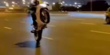 280 കിലോമീറ്റര്‍ വേഗത്തില്‍ ബൈക്കില്‍ ‘ചീറിപ്പാഞ്ഞു’, ഒരു കൈവിട്ട് അഭ്യാസപ്രകടനം; വീഡിയോ വൈറലായതോടെ അറസ്റ്റ്