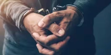 നിരവധി വാഹനങ്ങളിലും വീട്ടിലും കവര്‍ച്ച; രണ്ടു പ്രവാസികൾ പിടിയിൽ