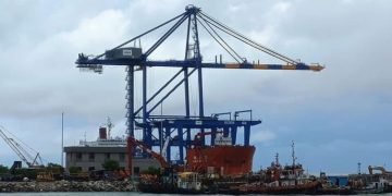 വിഴിഞ്ഞം തീരത്ത് സുരക്ഷ ശക്തമാക്കി ഇന്ത്യൻ നേവി ; ക്രെയിനുകൾ തീരത്തിറക്കുന്നു