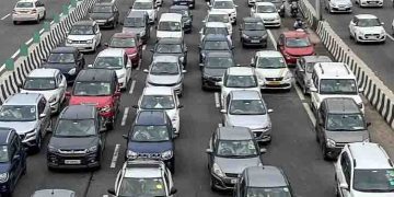 പ്രധാന റോഡില്‍ ട്രെയിലർ മറിഞ്ഞു ഗതാഗതം തടസ്സപ്പെട്ടത് മണിക്കൂറുകളോളം