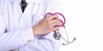 ഡോക്ടർ ക്ഷാമം ; കുവൈത്തിൽ പിരിച്ചുവിട്ട ഡോക്ടർമാരെ തിരിച്ചെടുക്കാൻ നീക്കം