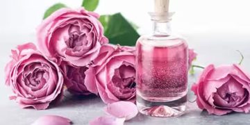മുഖസൗന്ദര്യത്തിന് റോസ് വാട്ടർ ; വീട്ടിൽ തന്നെ തയ്യാറാക്കാം