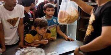 ഗസ്സയിൽ റൊട്ടി ക്ഷാമം രൂക്ഷം; ബേക്കറികൾ ഉന്നം വെച്ച് ഇസ്രായേൽ ആക്രമണം