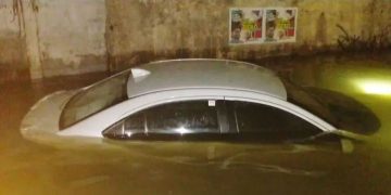 റെയിൽവേ അടിപ്പാതയിലെ വെള്ളക്കെട്ടിൽ കാർ മുങ്ങി; വയോധികനുൾപ്പെടെ മൂന്ന് യാത്രക്കാരെ നാട്ടുകാർ രക്ഷപ്പെടുത്തി