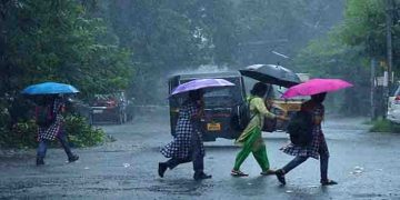 കനത്ത് പെയ്ത് മഴ, കാലാവസ്ഥാ വകുപ്പ് മുന്നറിയിപ്പ്; നാല് ജില്ലകളിൽ യെല്ലോ അലർട്ട്, തെക്കൻ ജില്ലകളിൽ മഴ ശക്തം