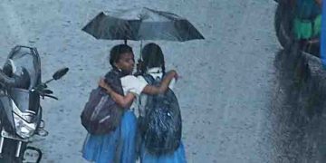 മഴ അവധി ഇന്നും തുടരും, രണ്ട് ജില്ലകളിലെ വിവിധ സ്കൂളുകൾക്ക് നിയന്ത്രിത അവധി; അറിയേണ്ടതെല്ലാം