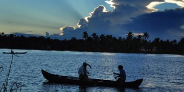 കൊല്ലത്ത് മൂന്നു മാസത്തേക്ക് കക്ക വാരലിന് നിരോധനം