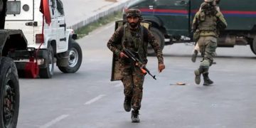 ജമ്മു കശ്മീരിലെ കുൽഗാമിൽ ഏറ്റുമുട്ടൽ ; 2 ഭീകരരെ സൈന്യം വളഞ്ഞു