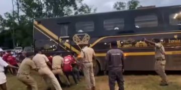 നവകേരള ബസ് മാനന്തവാടിയിൽ എത്തിയപ്പോൾ ഗ്രൗണ്ടിൽ താഴ്ന്നു