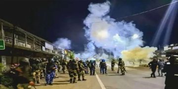 മണിപ്പുരില്‍ പൊലീസ് സ്‌റ്റേഷന്‍ വളഞ്ഞ് ജനക്കൂട്ടം; പിരിച്ചുവിടാന്‍ ആകാശത്തേക്ക് വെടിയുതിർത്തു, നഗരത്തിൽ വീണ്ടും കർഫ്യൂ ഏർപ്പെടുത്തി