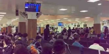 റണ്‍വേയ്ക്ക് മുകളിൽ ഡ്രോൺ; 2 ഇന്റിഗോ വിമാനങ്ങൾ വഴിതിരിച്ചുവിട്ടു, വിമാനത്താവള നിയന്ത്രണം വ്യോമസേന ഏറ്റെടുത്തു