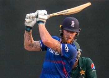 പാകിസ്താനെതിരെ ഇംഗ്ലണ്ടിനു മികച്ച സ്കോർ