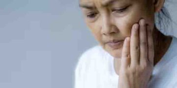 രാവിലെ ഉറങ്ങിയെഴുന്നേല്‍ക്കുമ്പോള്‍ മുഖത്ത് നീര്? കാരണം ഇവയാകാം…