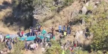 ജമ്മു കശ്മീരിൽ വാഹനാപകടം ; ബസ് താഴ്ചയിലേക്ക് മറിഞ്ഞ് 10 പേർ മരിച്ചു