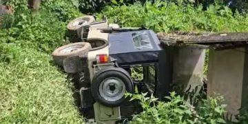 ഓടയില്‍ വീണ ജീപ്പ് നിയന്ത്രണം വിട്ട് എതിർവശത്തെ കൊക്കയില്‍ പതിച്ചു ; മൂന്ന് പേര്‍ക്ക് പരിക്ക്