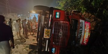 താമരശേരിയിൽ അമിത ഭാരം കയറ്റി വന്ന ലോറി മറിഞ്ഞു