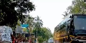 മുഖ്യമന്ത്രിയെ കാണാൻ നട്ടുച്ചക്ക് സ്കൂൾ കുട്ടികളെ റോഡിലിറക്കി