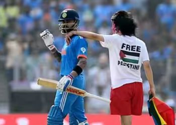 ഗുരുതര സുരക്ഷാ വീഴ്ച്ച ; പലസ്തീന്‍ ഷര്‍ട്ട് ധരിച്ച് ഗ്രൗട്ടിലേക്കിറങ്ങിയ ആരാധകന്‍ കോലിയെ ചേര്‍ത്തുപിടിച്ചു