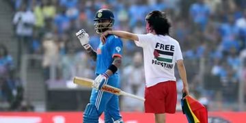 ഗുരുതര സുരക്ഷാ വീഴ്ച്ച ; പലസ്തീന്‍ ഷര്‍ട്ട് ധരിച്ച് ഗ്രൗട്ടിലേക്കിറങ്ങിയ ആരാധകന്‍ കോലിയെ ചേര്‍ത്തുപിടിച്ചു