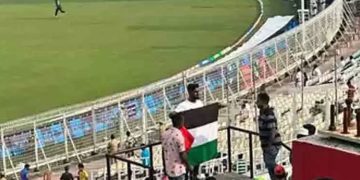 പാകിസ്താൻ-ബംഗ്ലാദേശ് മത്സരത്തിനിടെ ഈഡൻ ഗാർഡനിൽ ഫലസ്തീൻ പതാക