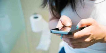 ടോയ്‍ലറ്റിനകത്തേക്ക് ഫോണ്‍ കൊണ്ടുപോകുന്ന ശീലമുള്ളവരെ ഈ രോഗം ബാധിക്കാം…