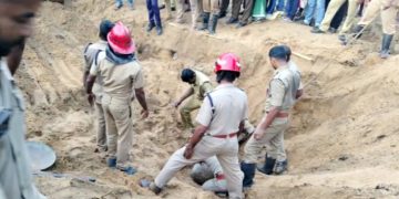 തിരുവനന്തപുരം വേളിയിൽ കെട്ടിട നിർമ്മാണത്തിനിടെ അപകടം ; മണ്ണിനടിയിൽ പെട്ട തൊഴിലാളിയെ പുറത്തെടുത്തു