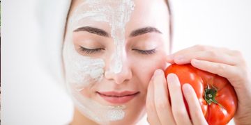 മുഖക്കുരുവും കറുത്ത പാടുകളും കുറയ്ക്കാൻ തക്കാളി ഈ രീതിയിൽ ഉപയോ​ഗിക്കൂ