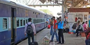 തീവണ്ടിയിൽ നിന്ന് സ്ത്രീയെയും മകളെയും ടിടിഇ പ്ലാറ്റ്ഫോമിലേക്ക് തള്ളിയിട്ടെന്ന് പരാതി