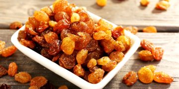 ഉണക്കമുന്തിരി ഇങ്ങനെ കഴിക്കൂ ; ചില ഗുണങ്ങളുണ്ട്