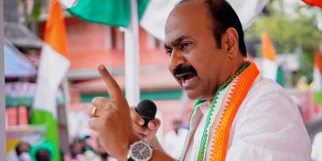 നികുതി പിരിക്കേണ്ടയാളെ സംഭാവന പിരിക്കുന്ന ആളാക്കി , മുഖ്യമന്ത്രി അനുമോദിച്ചു ; ഗുരുതര തെറ്റെന്ന് വിഡി സതീശൻ