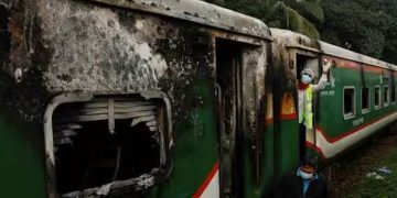 ബം​ഗ്ലാദേശിൽ ട്രെയിനിന് തീവെച്ചു, പിഞ്ചുകുഞ്ഞും അമ്മയുമുൾപ്പെടെ നാല് മരണം, സംഭവം പ്രതിപക്ഷ സമരത്തിനിടെ