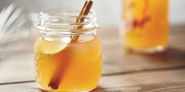 മുഖക്കുരുവും മുഖത്തെ പാടുകളും മാറി തിളക്കമുള്ളതാക്കാൻ ആപ്പിള്‍ സൈഡര്‍ വിനിഗര്‍…