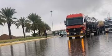 സൗദി അറേബ്യയില്‍ മഴ തുടരും; മുന്നറിയിപ്പുമായി കാലാവസ്ഥ നിരീക്ഷണ കേന്ദ്രം