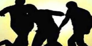 സ്കൂളിൽ വിദ്യാര്‍ത്ഥികൾ തമ്മില്‍ പൊരിഞ്ഞ അടി ; പിടിച്ചുമാറ്റാന്‍ ശ്രമിച്ച അധ്യാപകന് പരിക്ക്