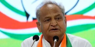 രാജസ്ഥാനിലെ തോൽവി ; അശോക് ഗെഹ്‌ലോട്ട് രാജി സമർപ്പിച്ചു