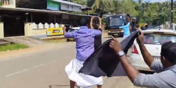 പാലക്കാട് തൃത്താലയിൽ നവകേരള ബസിന് നേരെ കരിങ്കൊടി