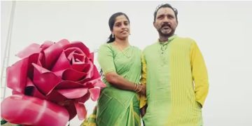 വിവാഹവാര്‍ഷികത്തിന് ഭാര്യക്ക് കൂറ്റന്‍ ‘റോസാ പൂ’ സമ്മാനിച്ച് ഭര്‍ത്താവ്