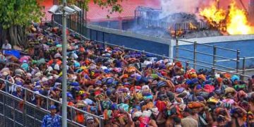 ശബരിമലയിൽ ഭക്തജന പ്രവാഹം; തീർഥാടകരുടെ ക്യു ശരംകുത്തിവരെ