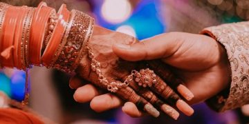 അധ്യാപകനെ സ്‌കൂളിൽനിന്ന് തട്ടിക്കൊണ്ടുപോയി തോക്കിൻ മുനയിൽ നിർത്തി വിവാഹം കഴിപ്പിച്ചു