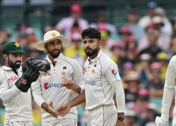 ആസ്ട്രേലിയക്ക് ഭേദപ്പെട്ട തുടക്കം; വില്ലനായി മഴ