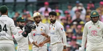 ആസ്ട്രേലിയക്ക് ഭേദപ്പെട്ട തുടക്കം; വില്ലനായി മഴ