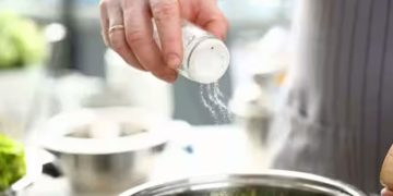 ഭക്ഷണത്തിൽ ഉപ്പ് അധികം വേണ്ട, കാരണം ഇതാണ്