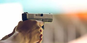 എറണാകുളത്ത് നാലംഗ സംഘം തോക്ക് ചൂണ്ടി ഭീഷണിപ്പെടുത്തിയെന്ന് പരാതി