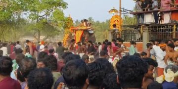 അഞ്ഞൂർ പാർക്കാടി പൂരത്തിനിടെ ആന ഇടഞ്ഞു ; തിരക്കിൽപ്പെട്ട് 2 പേർക്ക് പരിക്ക്