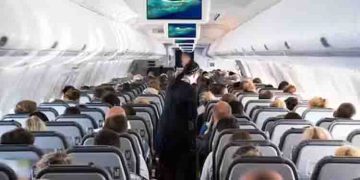 വിമാനം പുറപ്പെടുന്നതിന് തൊട്ടുമുമ്പ് യാത്രക്കാരൻ ഡോര്‍ തുറന്ന് താഴേക്ക് ചാടി; ദുബൈ വിമാനം വൈകിയത് ആറ് മണിക്കൂർ