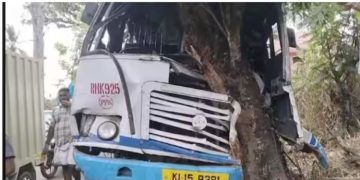 കെഎസ്ആർടിസി ബസ് നിയന്ത്രണം തെറ്റി മരത്തിലേക്ക് ഇടിച്ച് കയറി ; 13 പേര്‍ക്ക് പരിക്കേറ്റു