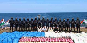 ഗുജറാത്തിൽ 3300 കിലോ മയക്കുമരുന്നുമായി പാക് സംഘം പിടിയിൽ